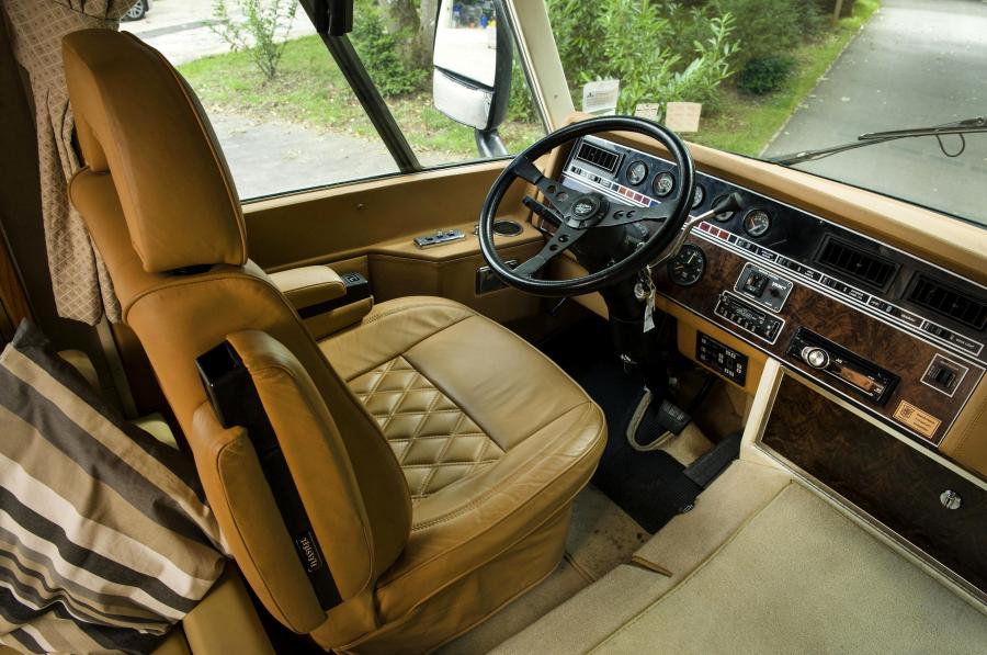 Интерьер Airstream 350LE Class A Motorhome 1992 года  (фото 5 из 8)